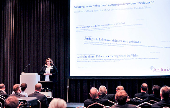 Martina Backes bei ihrem Vortrag auf dem Charta-Marktplatz 2014 in Neuss