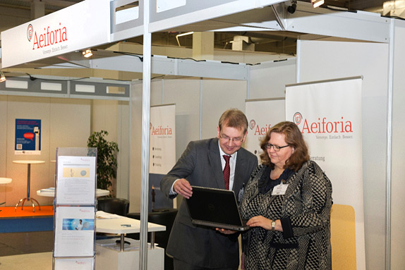 Martina Backes und Martin Gattung am Messestand der Aeiforia auf der DKM 2014